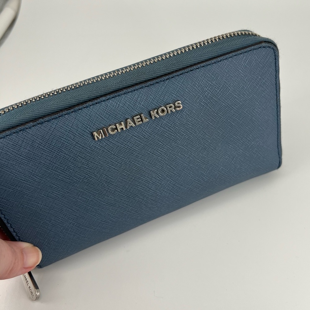 💙 Michael Kors Jet Set Travel Large Flat Multifunction Phone Case – Sky Blue 💙 - Picture 7 of 7